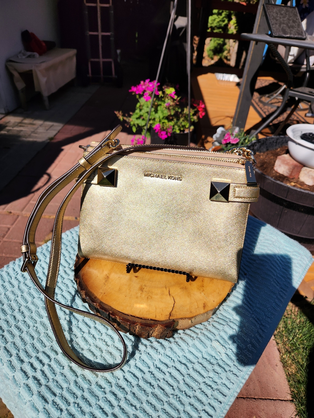 Michael Kors Metallic Gold Crossbody Saddle Bag - Picture 2 of 10